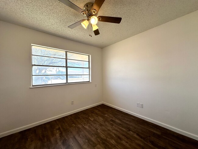 Building Photo - Updated 3 Bed/ 2 Bath Available!