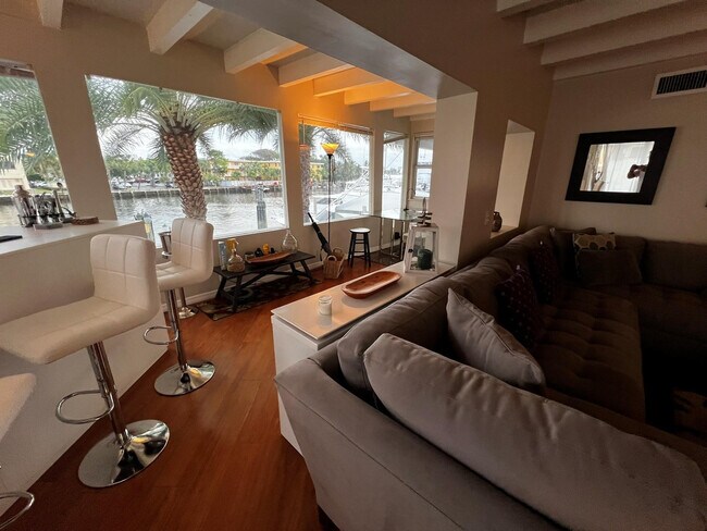 Building Photo - 904 NE 20th Ave