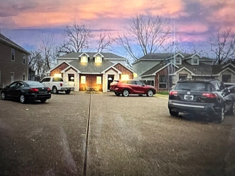 Out door area now with picnic table - 2012 S 8th St