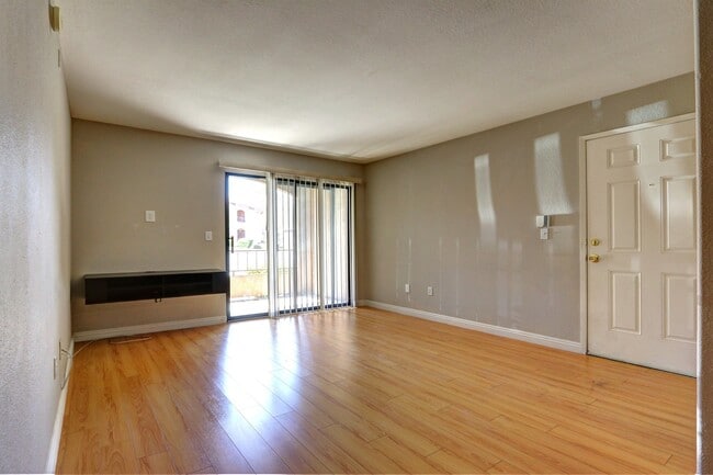 Building Photo - 950 Seven Hills Dr