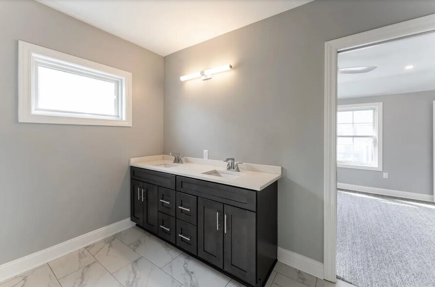 Building Photo - 4464 Broadway Blvd