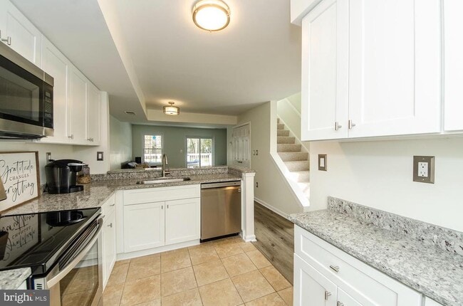 Building Photo - 3300 Lakeside View Dr