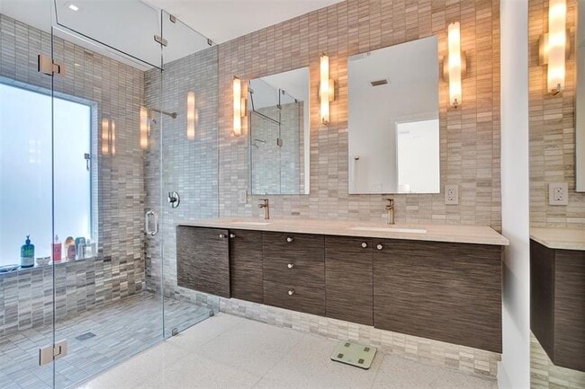 Building Photo - 2514 Yacht Club Blvd