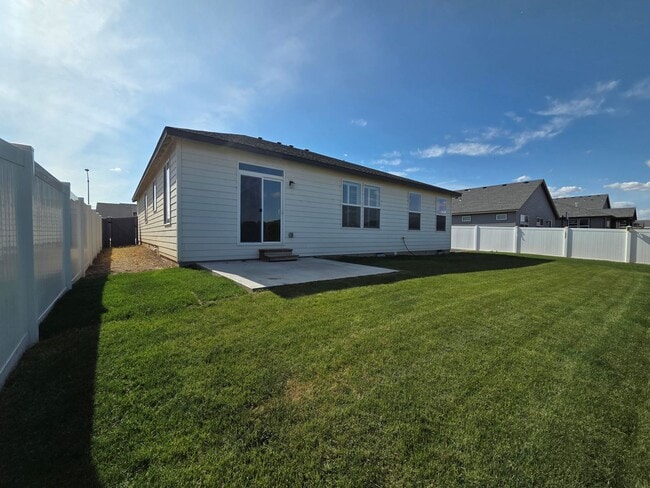 Building Photo - Newer 3-Bed, 2-Bath home in Quincy, WA!