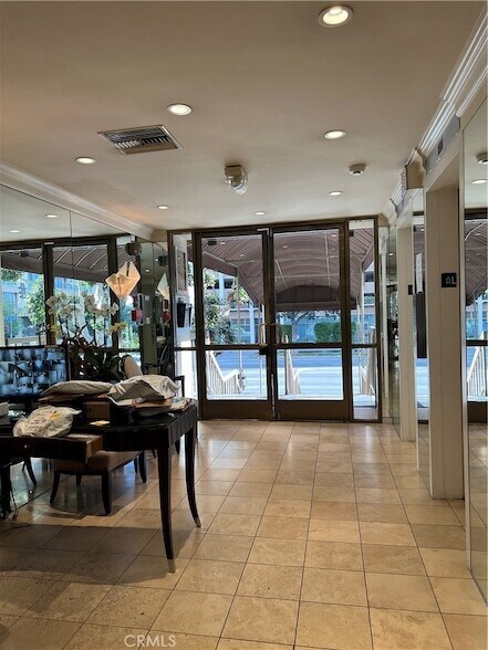 Building Photo - 10747 Wilshire Blvd