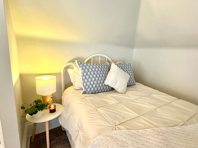 Building Photo - 1 Mile to Country Club! Sleeps 10!
