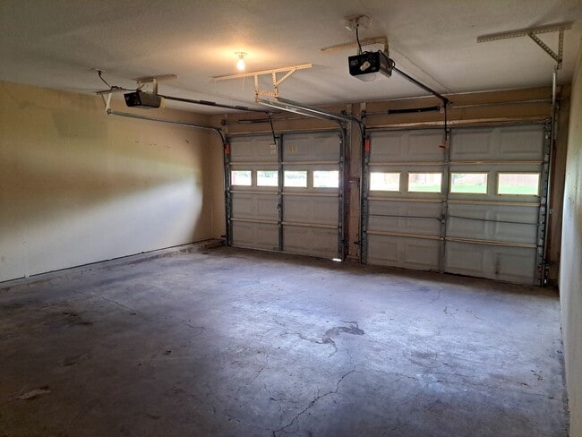 Building Photo - 3 Bedroom / 2 Bath / 2 Car Garage