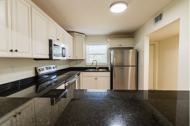 Building Photo - Spacious 2 Bedroom, 2 Bathroom Condominium...
