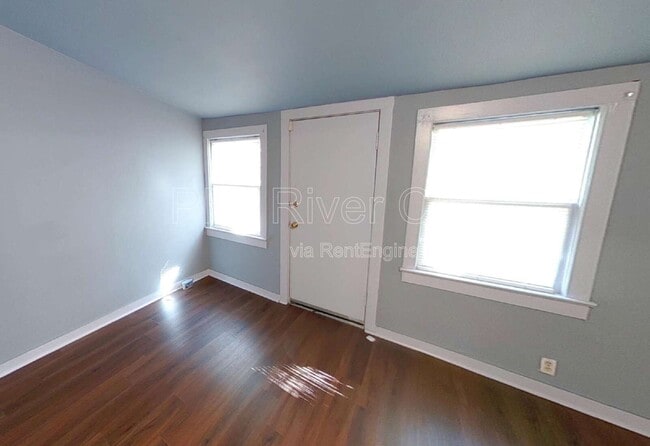 Building Photo - 453 Arlington Rd N