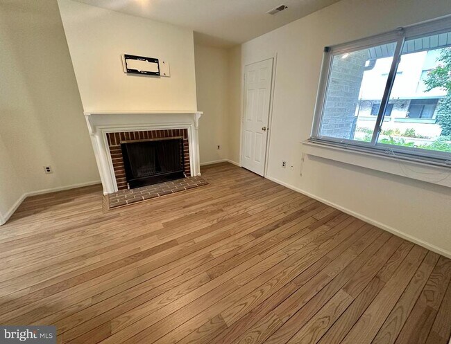 Building Photo - 560 Foxwood Ln