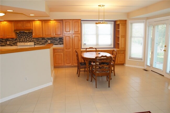 Building Photo - 121 Brittany Cir