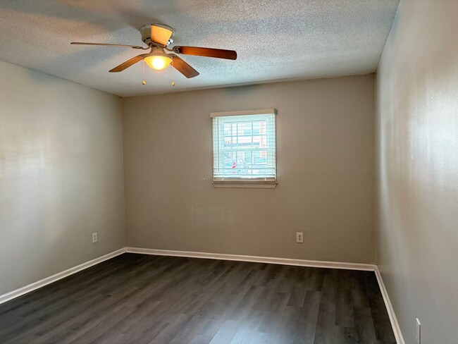 Building Photo - 1 Bedroom, 1 Bathroom Condo in High Point!