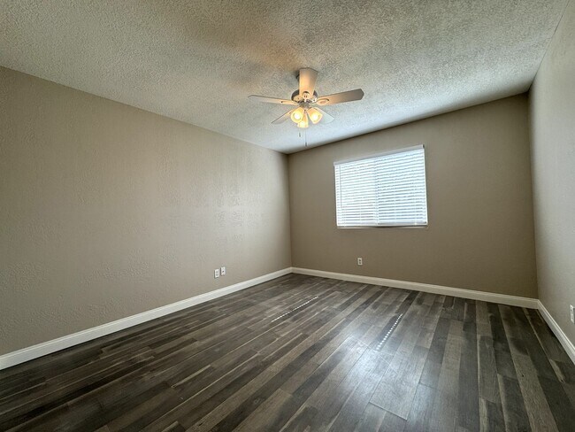 Building Photo - CORNER LOT 3 BEDROOM PLUS DEN WITH FIREPLACE AND LARGE YARD