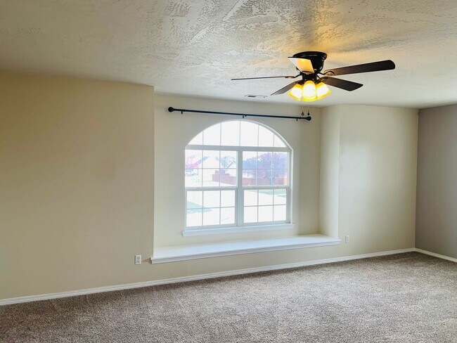Building Photo - Beautiful Home with Separate Office/Bonus ...