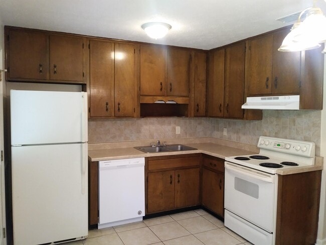 Building Photo - 1627 Coombs Dr