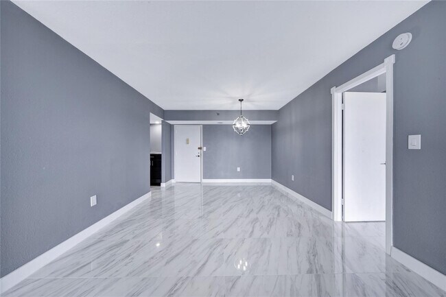 Building Photo - 1100 St Charles Pl