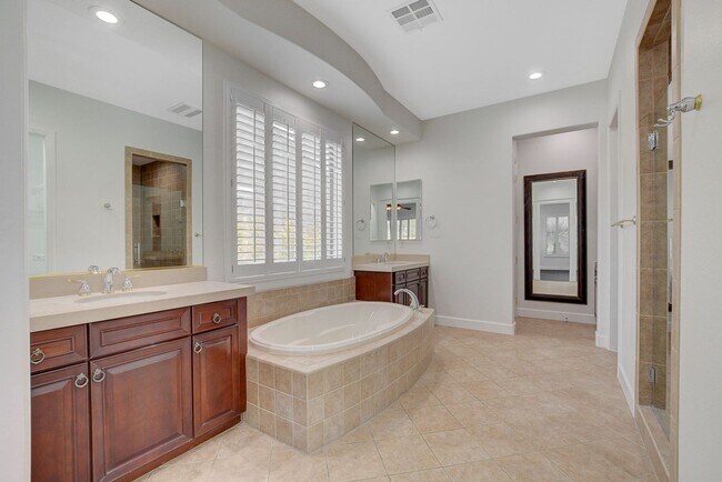 Building Photo - Anthem country Club Golf Community Beauty