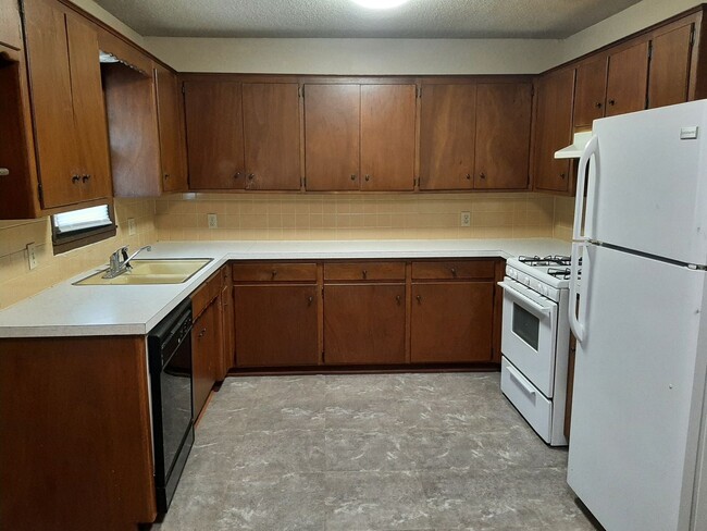 Building Photo - 2 Bedroom 2 Bathroom Duplex for $695!