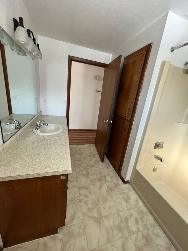 Building Photo - 2 Bed 1 Bath Duplex