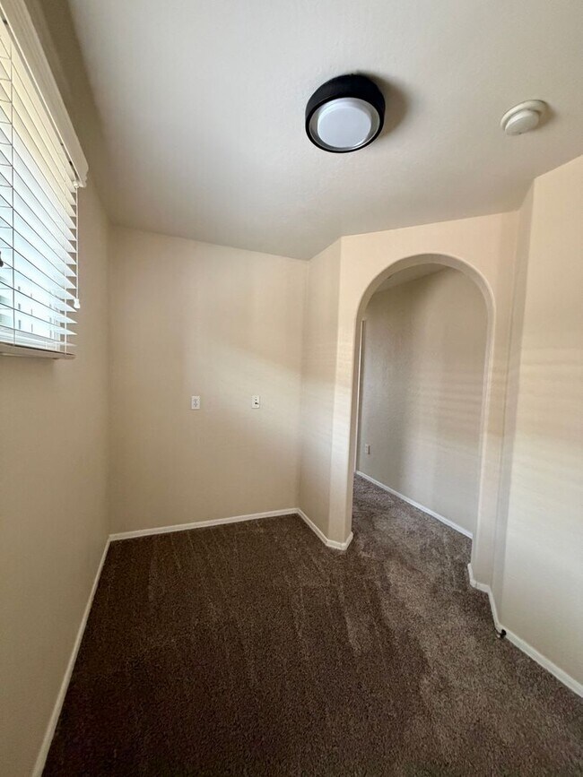 Building Photo - Beautiful 3 bedroom, 2.5 bath home located in the highly sought after community of Power Ranch