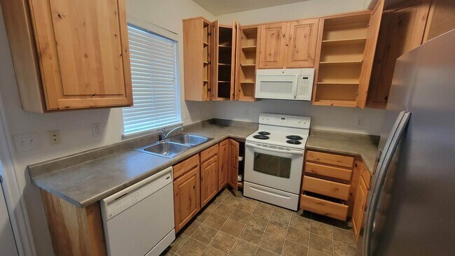 Building Photo - Townhome in Fantastic Springville Location