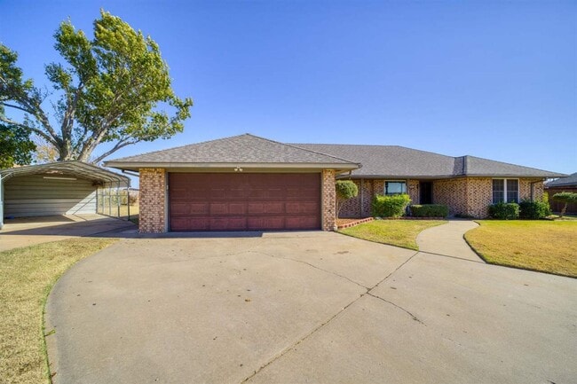 Building Photo - 308 SE Camelot Dr