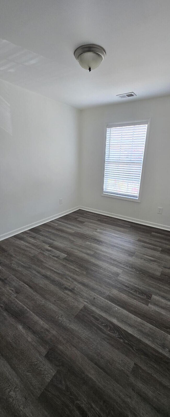 Building Photo - 3 Bedroom Townhouse