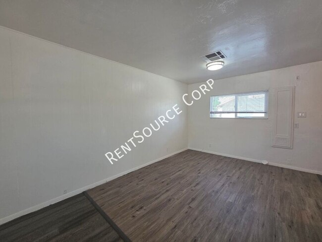 Building Photo - 671 Flora St