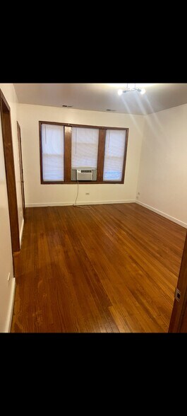 Building Photo - 8346 S Mackinaw Ave