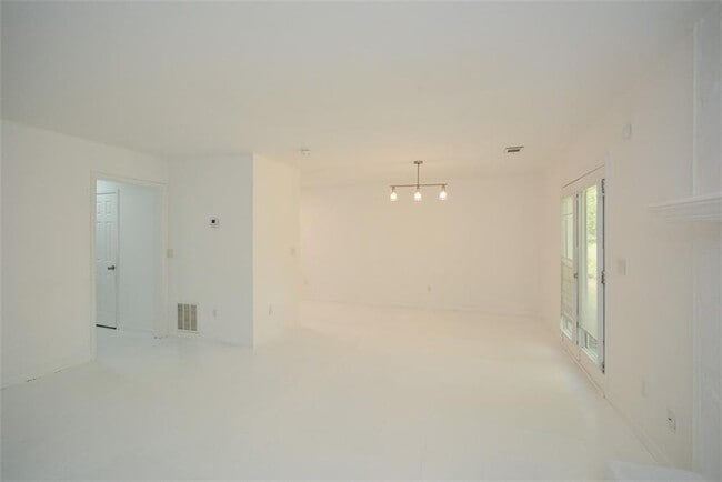 Building Photo - 160 Timber Creek Ln SW