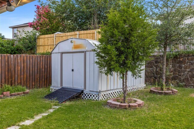Building Photo - Spacious 3 Bedroom, 2.5 Bath Home Ready fo...