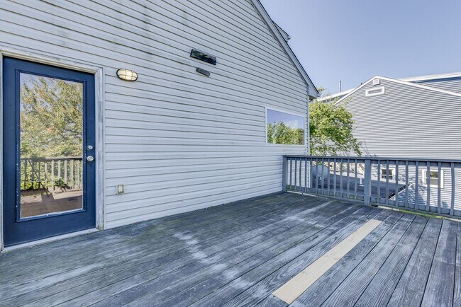 Building Photo - Available MAY 2026 - 2 Bedroom, 2 Bath Home w/ CRAZY City Views!