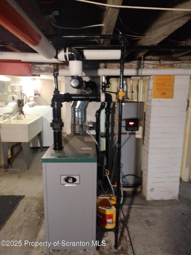 Building Photo - 1023 Carmalt St