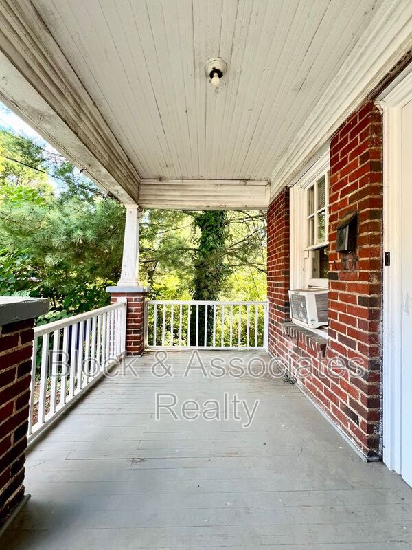 Building Photo - 120 S Poplar St