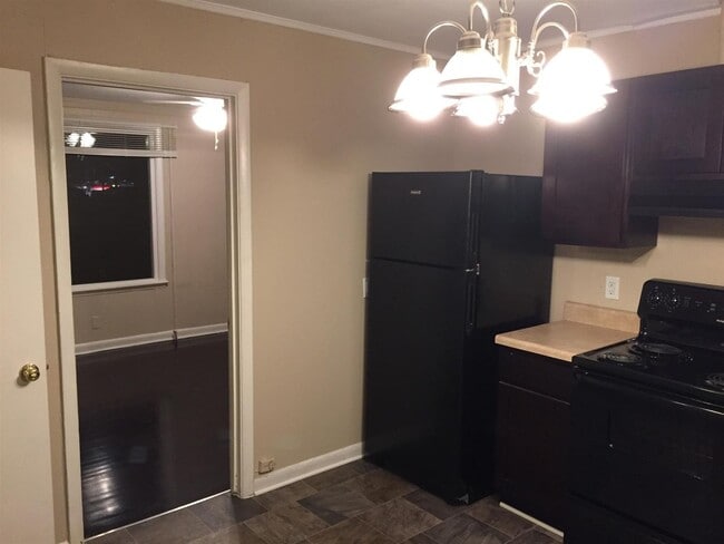 Building Photo - 4 Bedroom 2 Bath Home Available Immediately!