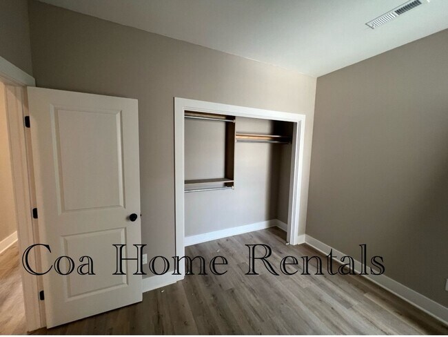 Building Photo - Great West Side Town Home