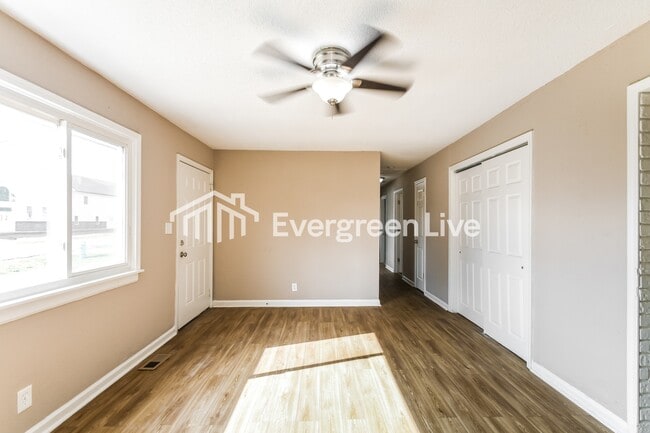 Building Photo - 1933 Sloan Ave