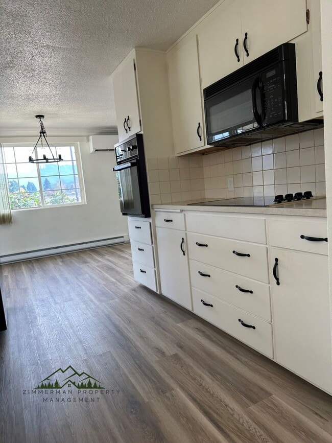 Building Photo - 32513-32515 Coburg Bottom Loop Rd