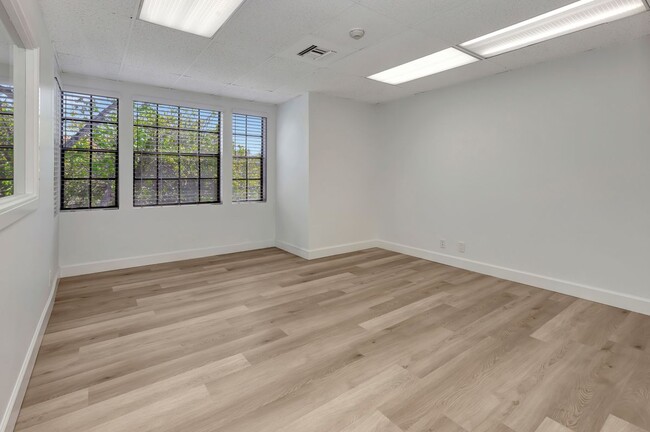 Building Photo - 14751 Plaza Dr