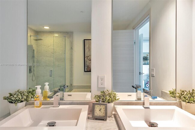 Building Photo - 801 S Miami Ave