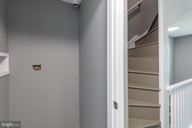 Building Photo - 454 Old Elm St