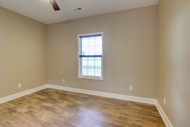 Building Photo - 135 Riverbend Dr