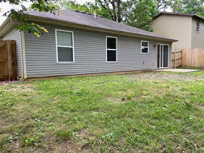Building Photo - Single-Family Home in Merriam Woods