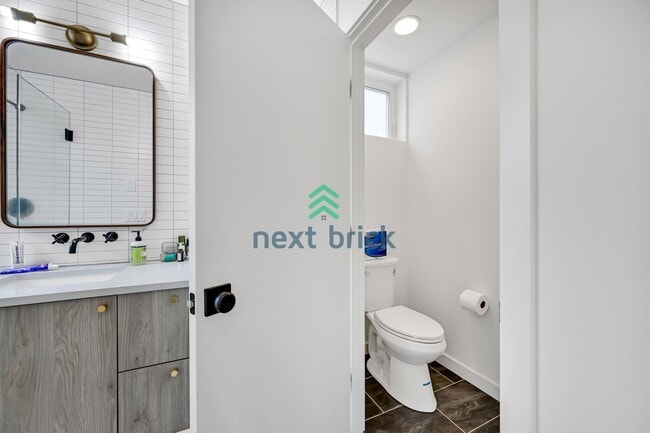 Building Photo - 2 BED & 2 BATH TOWNHOUSE FOR RENT