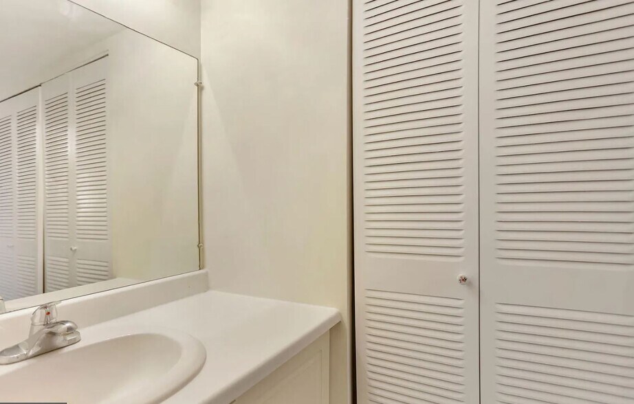 Building Photo - 922 24th St NW