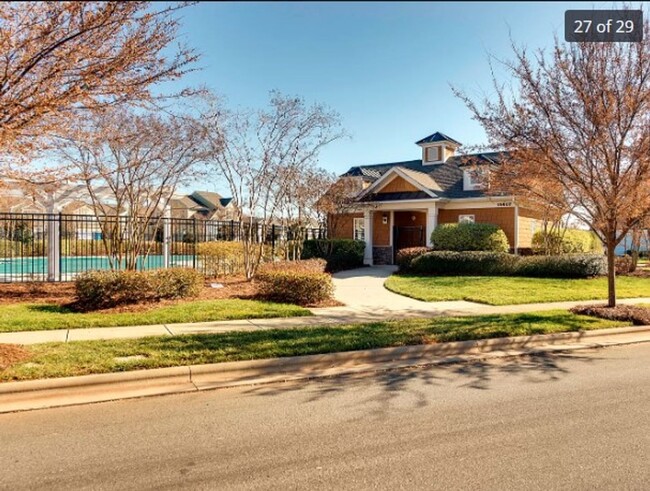 Building Photo - Beautiful home in the heart of Ballantyne