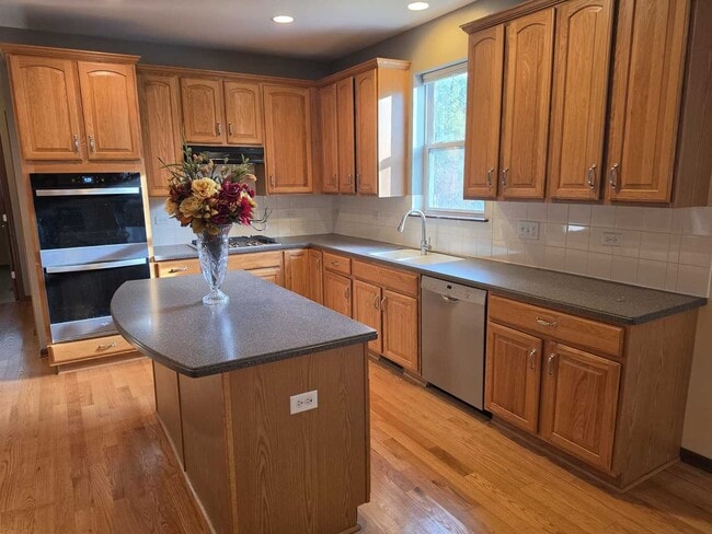 Building Photo - 2350 Fishhook Way