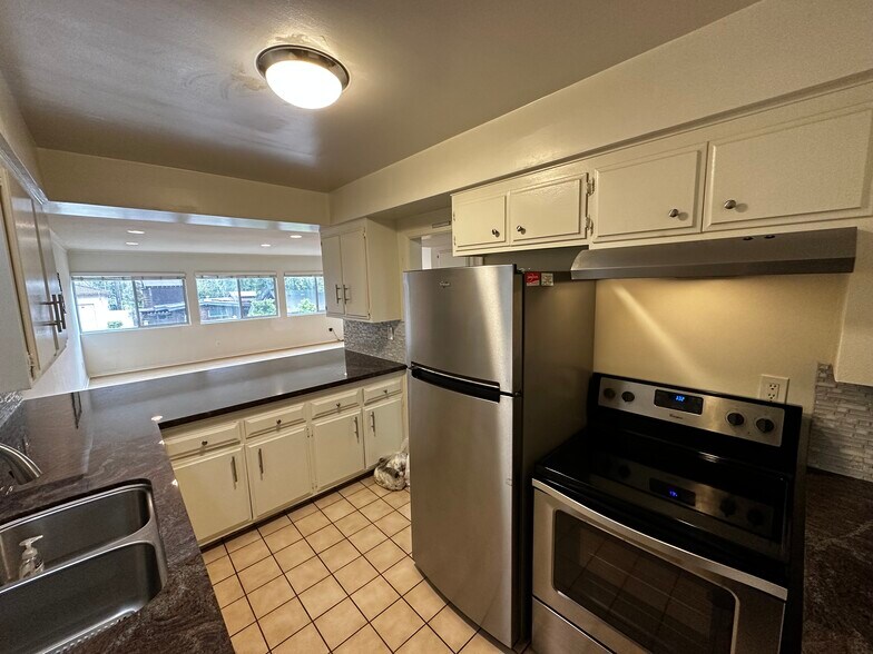 Kitchen - 1015 N Michillinda Ave