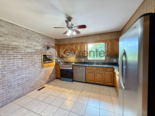 Building Photo - 1406 Highland Way