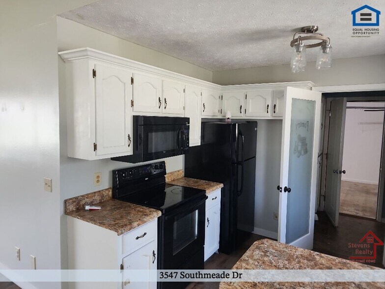 Building Photo - 3547 Southmeade Dr